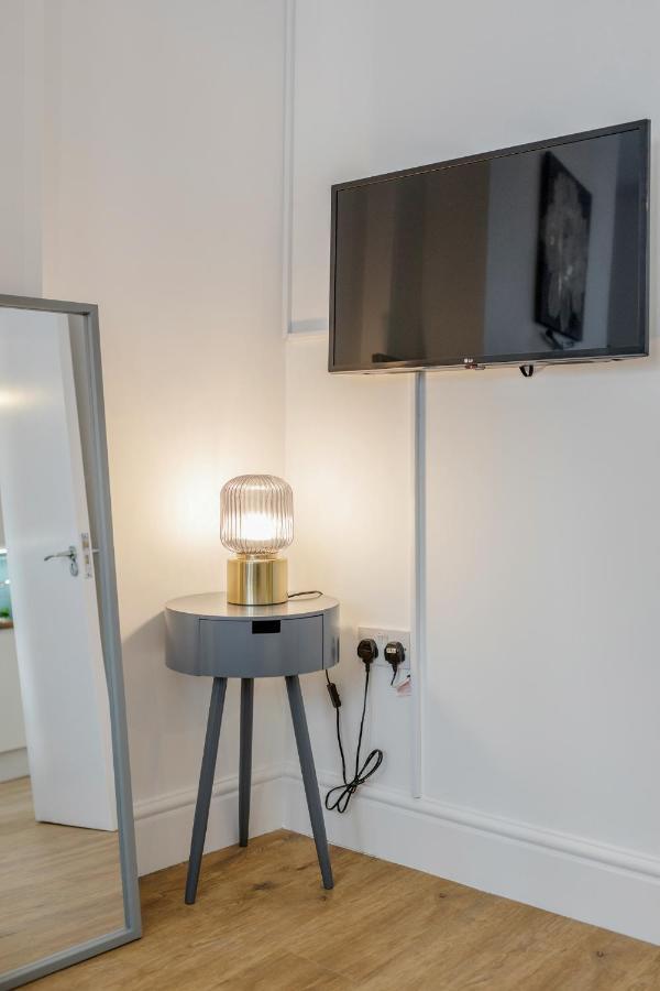 Modern Cosy London Flat By Damask Homes Илфорд Екстериор снимка